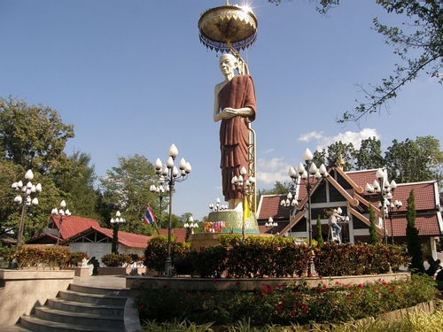 ตั้งเด่นเป็นสง่าบริเวณด้านหน้าสำนักสงฆ์สุสานไตรลักษณ์ จ.ลำปาง