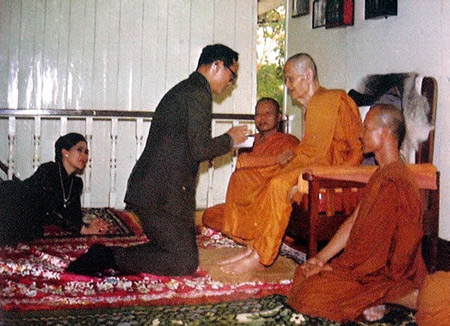 พระบาทสมเด็จพระเจ้าอยู่หัวกับหลวงปู่ขาว อนาลโย