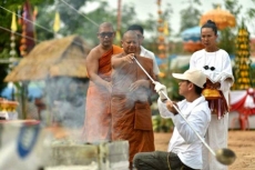 พิธีเททอง วัดป่าพรหมจักร สุรินทร์    โรงหล่อพรหมรังสี บจก.พุทธ พรหมรังสี